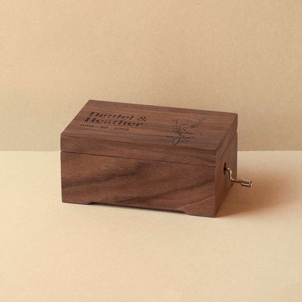 Caja de música mediana de madera de nogal Marsella