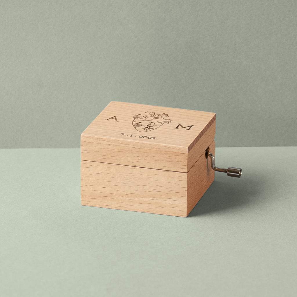 Beech wooden music box with heart & plants