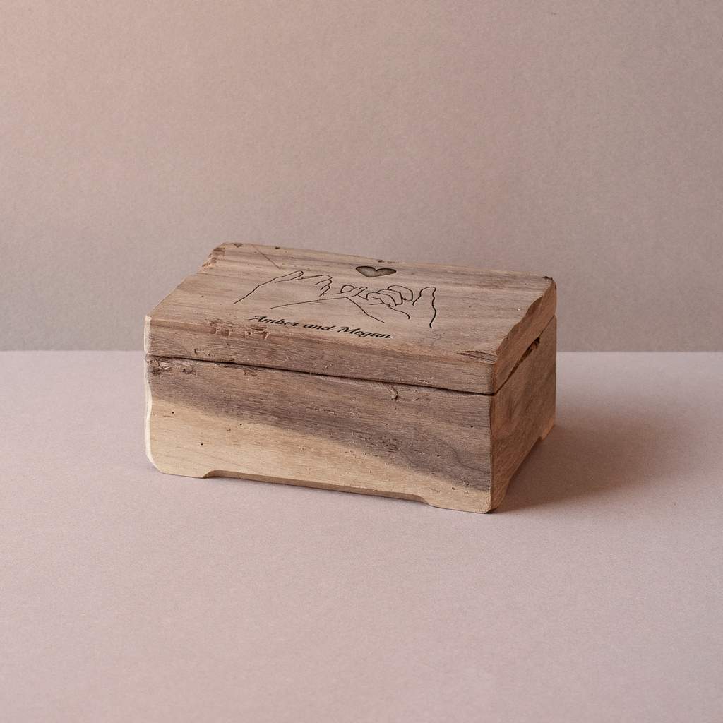 Caja musical de madera antigua