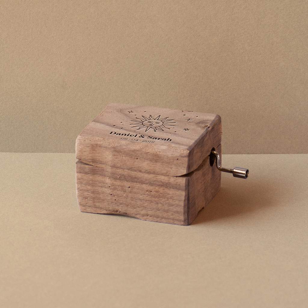 Caja musical de madera antigua