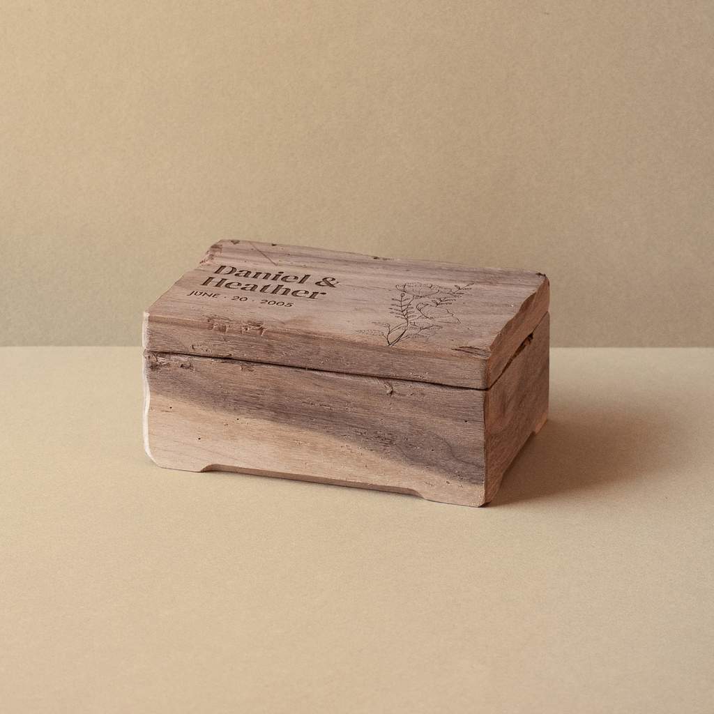 Caja de música mediana de madera de nogal Marsella