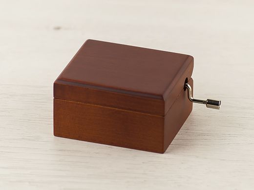 Caja musical de madera lacada de 7x4cm con mecanismo de manivela