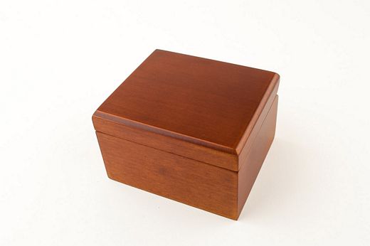 Caja musical de madera lacada de 8x5cm con mecanismo de cuerda