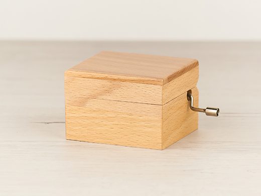 Caja musical de madera de 7x7cm con mecanismo de manivela